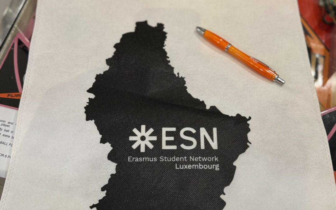 Sac et stylo personnalisés réalisés par REDCAT Luxembourg pour Erasmus Student Network Luxembourg (ESN).