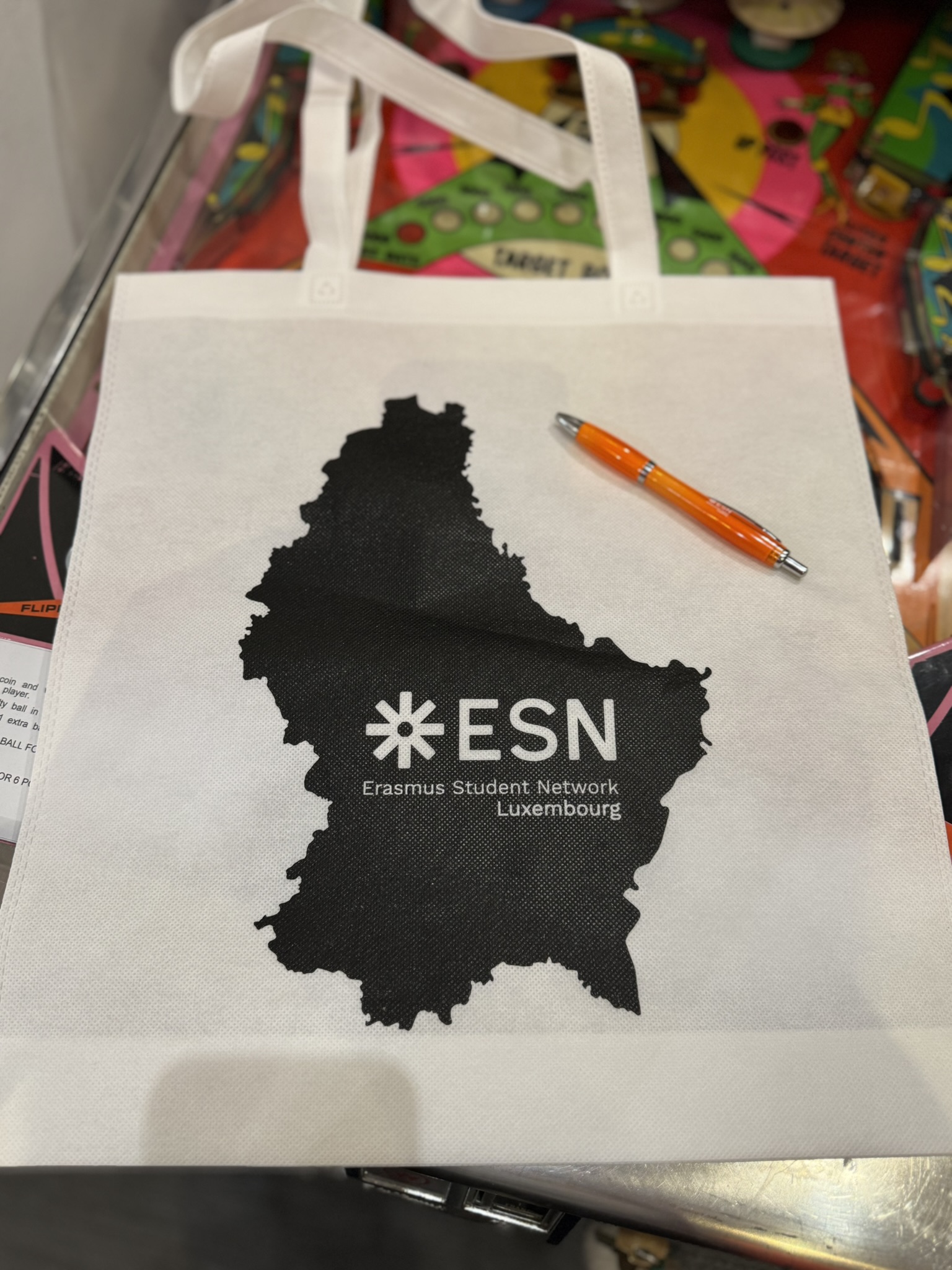 Sac et stylo personnalisés réalisés par REDCAT Luxembourg pour Erasmus Student Network Luxembourg (ESN).